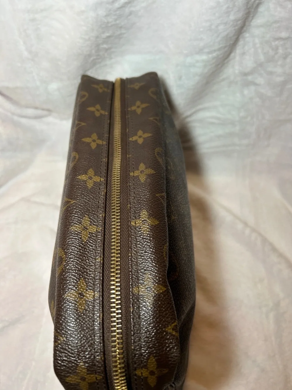 400. Louis Vuitton Trousse de Toilette 28